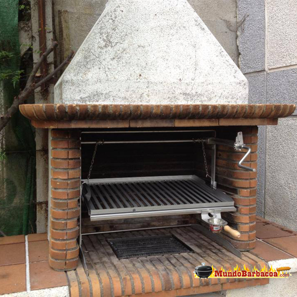 Barbacoa de obra Lareira de Baluja, parrilla de acero con elevador